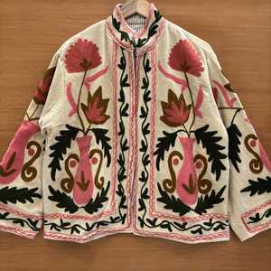 Chaqueta de Terciopelo Suzani con Bordado Floral, Combinando Textura Lujosa con Colores Intensos, Estilo Bohemio, Abrigo para Mujer, Ropa de Invierno, Blazer - Product Image 1
