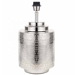 Lampe de table décorative en aluminium de style moderne du milieu du siècle, martelée à la main, écologique, pour la décoration du salon et de la chambre à coucher - Product Image 1