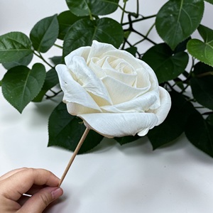 ดอกไม้ไม้โซลา VADEE SOLA WOOD FLOWER ทำมือ งานฝีมือแบบยั่งยืน ดอกกุหลาบคลาสสิก ไม้โซลา 8.5 ซม. ก้านใยพืชเซสบานียา ประเทศไทย - Product Image 3
