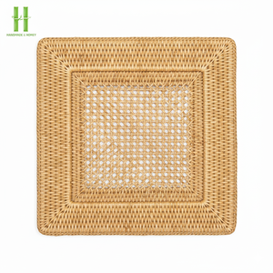 Assiettes de présentation rondes en rotin tressé faites à la main, design moderne, décoration murale, dessous de plat en rotin fleuri, fabriquées au Vietnam - Product Image 4