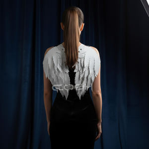 Arnés de piel sintética blanca con alas de ángel y plumas en capas, con tachuelas plateadas - Product Image 1