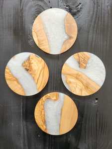 Ensemble de sous-verres décoratifs en bois d'acacia et résine époxy, fabriqués à la main, pour cadeaux de pendaison de crémaillère, bars à domicile - Product Image 2