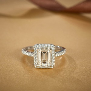 Anillo de Compromiso con Diamante Corte Esmeralda de la Mejor Calidad para Mujer, Elegante Anillo de Oro Blanco para Novia, Joyería para Boda, Proveedor al por Mayor - Product Image 1