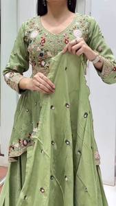 Salwar Kameez en soie verte Rangoli avec broderie lourde, palazzo et dupatta, tenue ethnique florale pour femmes, idéale pour les cérémonies de remise de diplômes et les mariages. - Product Image 3