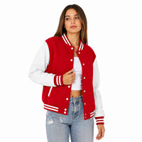 Veste universitaire tendance pour femme, conçue avec des détails côtelés en tissu doux et une coupe décontractée pour un style élégant au quotidien.