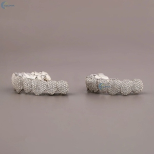 Grillz Hip Hop personnalisés faits à la main avec diamants de laboratoire couleur D en or blanc 14K, entièrement sertis - Product Image 5