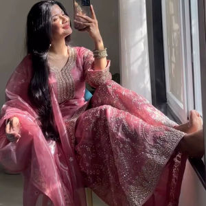 Ensemble Kurti Plazzo Dupatta en soie Gmy pure de qualité supérieure, brodé et orné de perles Moti - Product Image 1