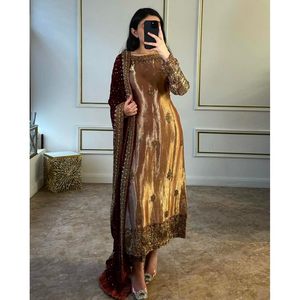 Ensemble haut et bas long en soie vintage fantaisie avec broderie florale et travail de séquence, avec dupatta marron, manches longues, col Peter Pan - Product Image 3
