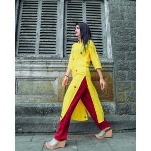 Conjunto de Kurta de Algodón y Fibra de Bambú Kesariya Peela Hecho a Mano para Mujer, Talla XS, con Top de Manga Tres Cuartos y Chalecos a Juego - Product Image 2