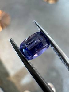 Zafiro Azul Violeta Natural, Corte Cojín, 1.27CT, Gema Facetada de Sri Lanka, con Juego de Color/Fuego, para Joyería y Coleccionistas - Product Image 1