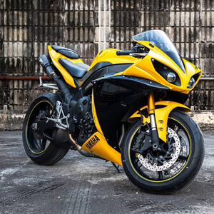 Moto de course haute performance pour piste, utilisant la Yamaha R1 1000cc, pour la compétition et les applications sportives. - Product Image 2