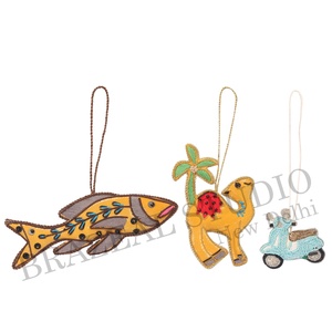Brazeal Studio - Ornements de Noël personnalisés faits à la main en velours satiné écologique, brodés de perles, fils dorés, fabrication artisanale - Product Image 4