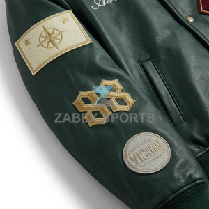 Chaqueta Varsity Personalizada Premium para Hombre, de Cuero PU, con Parches Bordados, Estilo Universitario, Cierre de Botones a Presión, Hecha en Pakistán - Product Image 3