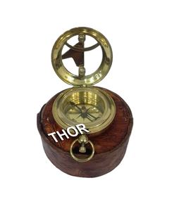 Boussole en laiton décorative rétro nautique boussole plate à pousser à collectionner avec boîte en cuir marron - Product Image 1