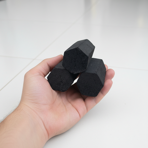 ถ่านกะลามะพร้าวธรรมชาติรูปทรงหกเหลี่ยม แข็งแรง ทนทาน - Product Image 1
