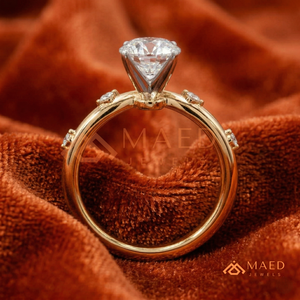 แหวนหมั้นทองคำ 14K ลายเชฟรอนประดับเพชรเม็ดเดี่ยวพร้อมดีเทลด้านข้าง – แหวนหมั้นทรงวิชโบน ทองคำเคลือบเงิน ทรงกลม ตัดแบบวีริง - Product Image 3