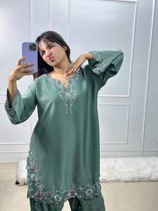 Salwar Kameez traditionnel en crêpe naturel pour fêtes et mariages, toutes saisons, brodé de fils et de sequins. Travail - Product Image 5