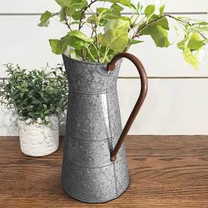 Colección de Jarrones Antiguos Dorados con Diseño Acanalado, Adorno Metálico Decorativo para un Ambiente Sofisticado y Majestuoso - Product Image 2