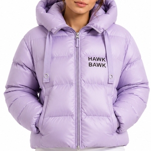 Blouson matelassé personnalisé pour femme avec capuche, manteau d'hiver entièrement zippé, couleur unie, logo sur le devant, rembourrage en polyester épais, vêtement d'extérieur - Product Image 1