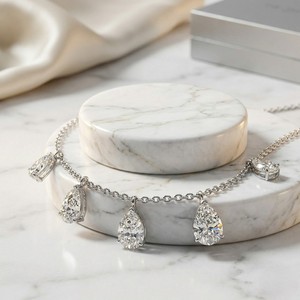 Collier avec pendentif en diamant taille poire serti de griffes, 0,95 CTW - Product Image 1