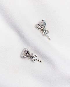 Boucles d'oreilles classiques en forme de cœur en or blanc massif avec diamants CVD HPHT créés en laboratoire, certifiés IGI, étincelants, à clous, finition soignée - Product Image 4