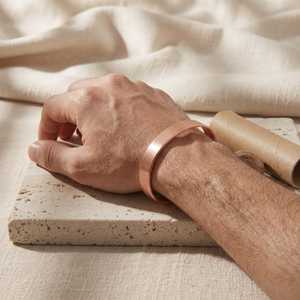 Bracelet manchette en cuivre massif fait main, finition mate satinée brossée, bijou artisanal en cuivre plat pour hommes et femmes, OEM. - Product Image 1