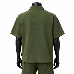 เสื้อโปโลซิปสีเขียวมะกอกสำหรับผู้ชายแบบ OEM สั่งทำได้ ทรงโอเวอร์ไซส์ แขนสั้น สไตล์ลำลอง สตรีทแวร์ ขายส่งจำนวนมากจากผู้ผลิต - Product Image 3