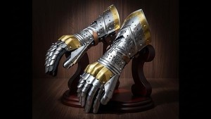 Paire de gants de guerrier médiévaux en acier, plaqués or, style antique, pour la protection des mains des guerriers, idéal pour les chevaliers croisiers et les guerriers gothiques. - Product Image 4