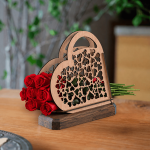 Panier-cadeau personnalisé en forme de cœur pour la fête des mères |   Organisateur décoratif en bois découpé au laser pour cadeaux faits main et arrangements floraux - Product Image 6