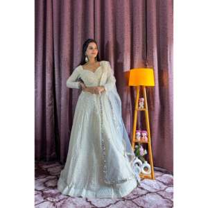 Lehenga Choli de Diseño Indio y Pakistaní para Fiestas con Lentejuelas y Bordado - Product Image 3