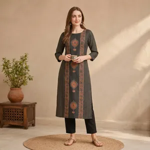 Kurti Negro de Seda Estampada para Mujer, Cuello Redondo, Manga Tres Cuartos, Corte Recto, Túnica Étnica, Estilo Casual, Elegante y Tradicional - Product Image 4