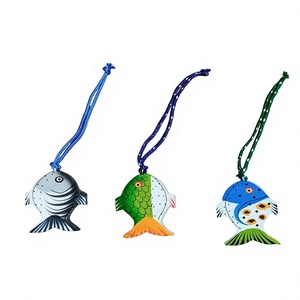 Adornos colgantes de madera pintados a mano con forma de pez de dibujos animados de Laxmans Indian Handicraft para decoración de árboles de Navidad, artesanía decorativa al por mayor. - Product Image 2