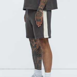 Shorts de détente haut de gamme pour hommes en gris foncé avec empiècements latéraux contrastés et construction confortable d'inspiration athlétique - Product Image 1