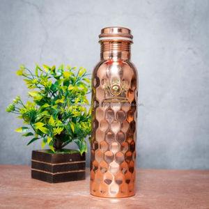 Botella de cobre de Moradabad con taza, utensilios de cocina y de mesa, botellas de agua de cobre puro disponibles a un precio asequible - Product Image 1