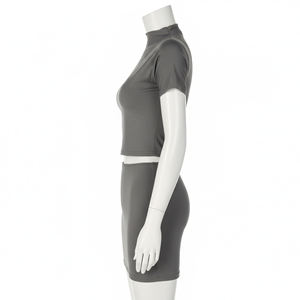 Ensemble deux pièces pour femmes, haut court à col montant noir uni à manches courtes et mini-jupe assortie, vêtements en gros OEM ODM - Product Image 4