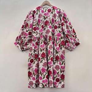 Vestido Mini de Punto con Cuello en V para Mujer, 100% Algodón, Silueta Moderna y Holgada, Transpirable, con Patrón Floral Vibrante y Colorido, Estilo Dulce y Natural - Product Image 1