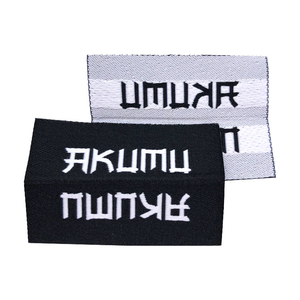 Etiquetas personalizadas para el dobladillo de camisetas, etiquetas para las mangas, etiquetas centrales plegables, etiquetas tejidas negras con logotipo. - Product Image 6