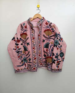 Manteau matelassé en coton indien pour femmes avec broderie Suzani faite à la main, col à revers, manches longues, veste traditionnelle ethnique - Product Image 1