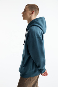 เสื้อฮู้ดดี้สีน้ำเงินทรงโอเวอร์ไซส์สำหรับผู้ชาย ไซส์ XL ทรงไหล่ตก พร้อมโลโก้แบบกำหนดเอง คอเสื้อผ้าฟลีซกันหนาว สีน้ำเงินทรงโอเวอร์ไซส์ - Product Image 4
