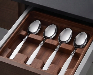 Ensemble de 4 cuillères élégantes en métal, finition miroir, compatibles lave-vaisselle, pour occasions de mariage. - Product Image 6
