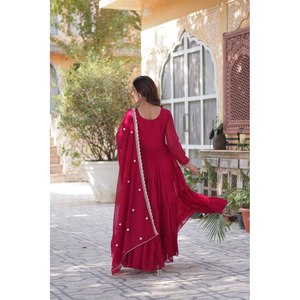 Vestido de Fiesta Hecho a Mano por Diseñadores de Livewear, con Bordado de Perlas, Corte en A, Cintura Imperio, Escote Barco, en Chifón - Product Image 2