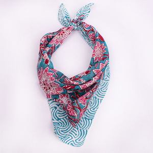 Craftjaipur Foulard de plage multifonctionnel décontracté d'été écologique en coton floral, bandana carré à motifs rose, bleu et blanc - Product Image 3