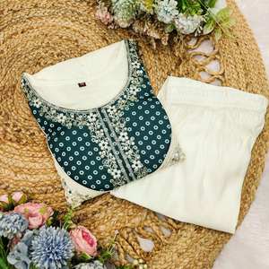 Conjunto de Kurti de Seda Romana de Diseño con Bordados Ricos – Atuendo Festivo y para Fiestas - Product Image 2