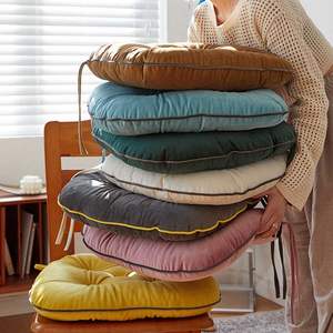 เบาะรองนั่งกำมะหยี่สีพื้นทรงสี่เหลี่ยมจัตุรัส พร้อมหูจับ ตกแต่งด้วยกระดุมหนา  ขนาด 16.5x16.5x4 นิ้ว เป็นมิตรกับสิ่งแวดล้อม ใช้ได้ทั้งภายนอกและภายใน ปรับแต่งได้ - Product Image 1