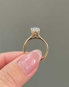 Bague de fiançailles en diamant de laboratoire sertie de tulipes, diamant de laboratoire marquise de 2 carats certifié E-VVS1 IGI - Product Image 1