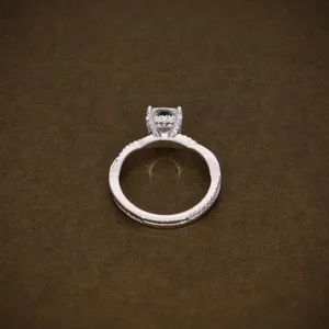 Anillo de compromiso con diamante blanco talla cojín en oro blanco macizo con banda cruzada clásica y detalles de diamantes pavé retorcidos - Product Image 4