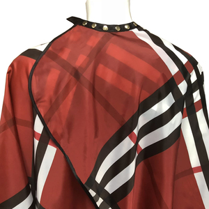 ผ้าคลุมตัดผมกันน้ำพิมพ์ลายโพลีเอสเตอร์สีดำพร้อมโลโก้แบรนด์ตามสั่งสำหรับร้านเสริมสวย พร้อมตะขอซิลิโคน - Product Image 3