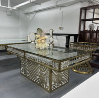 Table à manger en acier inoxydable avec plateau en verre épais et pendentif en cristal, base en piédestal découpée en spirale dorée