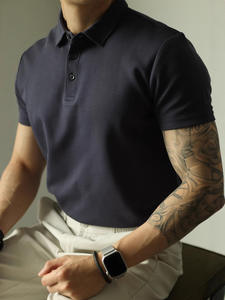 Camiseta de Hombre 100% Algodón Supima, Tejido de Punto, 220g, Manga Corta con Botones, Antiarrugas, con Bolsillo, Logotipo Personalizado, Color Oliva, Venta al Por Mayor - Product Image 6