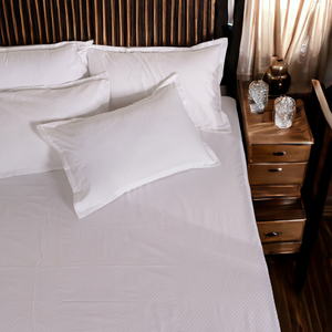 Ensemble de literie blanc élégant avec housses de coussin assorties, style hôtel de luxe, confort pour les espaces de décoration de chambre à coucher modernes - Product Image 1